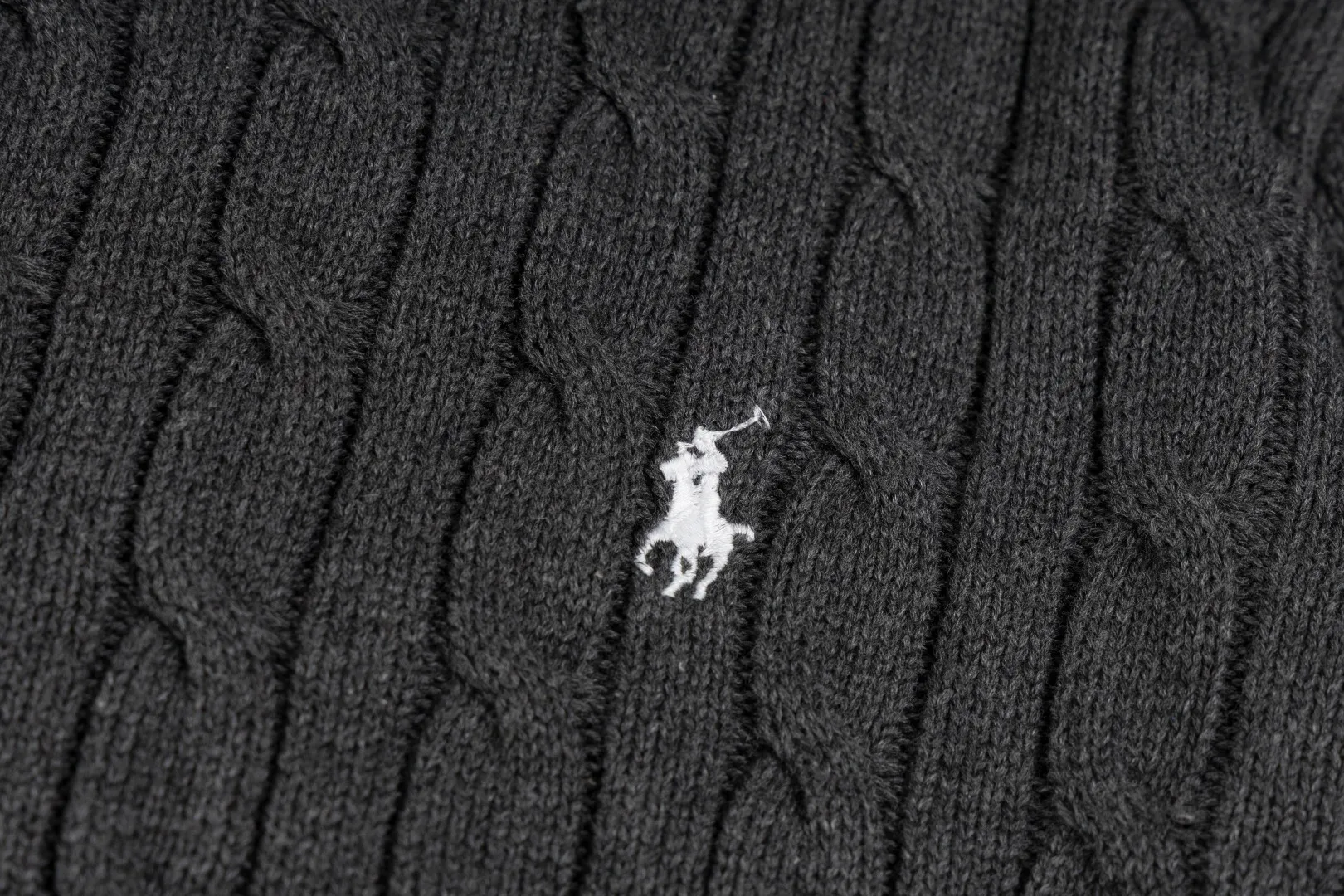 P260 #R98 RALPH LAUREN Ralph Lauren nine-color classic small label embroidery logo full zipper knitted cable cardigan sweater, high-density LOGO embroidery on the chest, original customization of tag accessories. Made of pure cotton yarn, pure cotton is skin-friendly and comfortable, small label war horse embroidered twist zipper cardigan sweater 🐎 high quality, follow the blogger to learn how to wear it! Let’s buy a Ralph Lauren cable sweater. It’s a super hard-to-find series after it became popular. It’s hard to find one on the official website. It’s simple and practical to wear, with a lazy and loose feel. The thickened fabric has more texture, feels soft and delicate, and has a loose fit. Whether worn alone or layered, you can wear different styles of fashion with just one piece!   Size：XS S M L